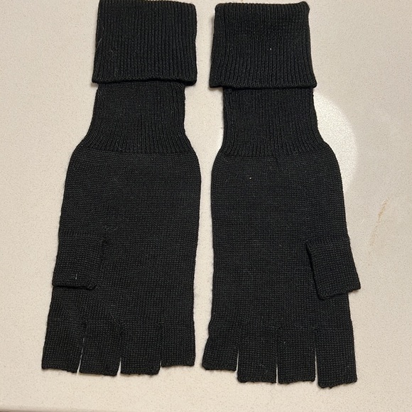 ME.N.U black with blue hearts hat/fingerless glove set - Picture 6 of 7